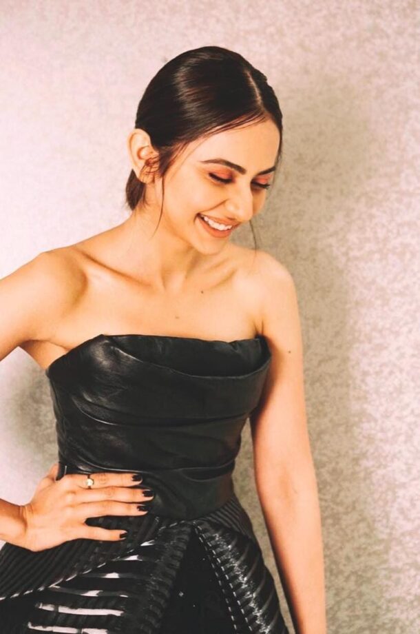 Ananya Panday Vs Rakul Preet Singh: Vote The Enticing Lady In Black Gown - 3