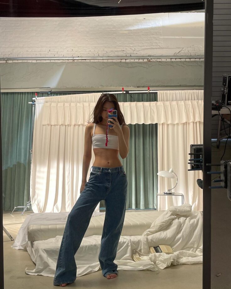 Blackpink’s Jennie Vs Rose: Which Hotness Paired The Baggy Denim Better? - 1