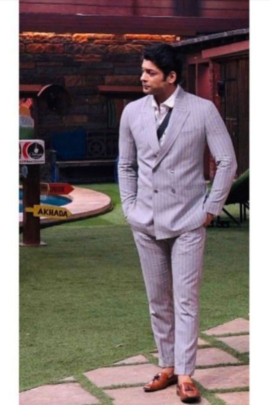 Coolest looks of Sidharth Shukla in suits - 4