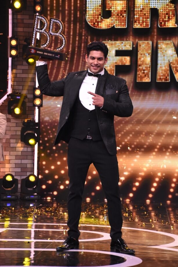 Coolest looks of Sidharth Shukla in suits - 5