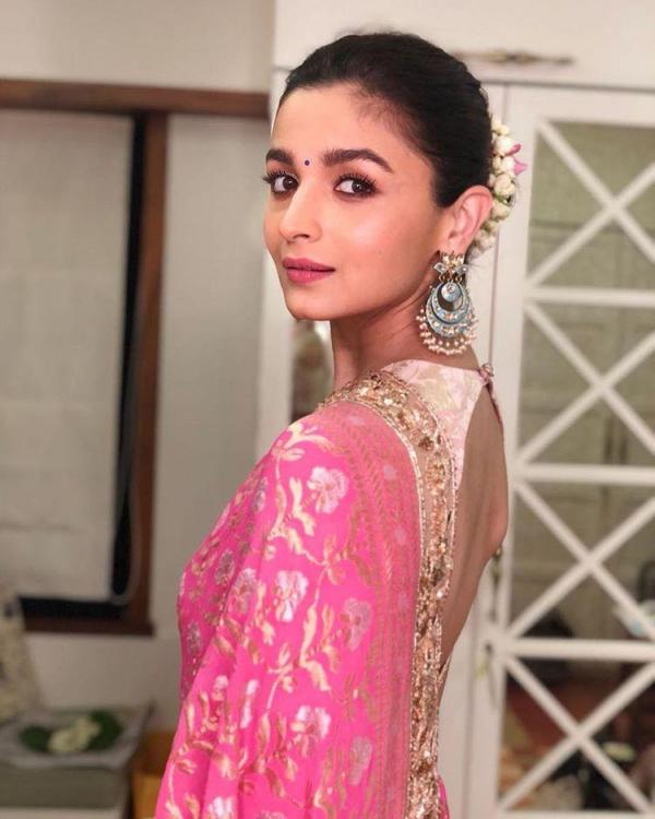 Desi Naris: Times When Kareena Kapoor to Alia Bhatt Tucked Gajra In Their Hair And Slayed - 3