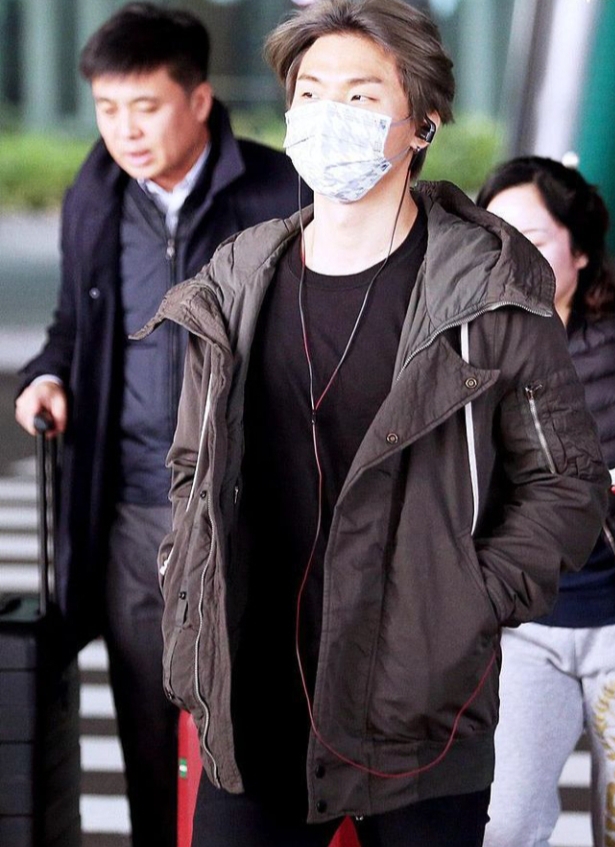 G-Dragon Vs Daesung: Which Handsome Hunk Has A Crazy Airport Fashion Game? - 2