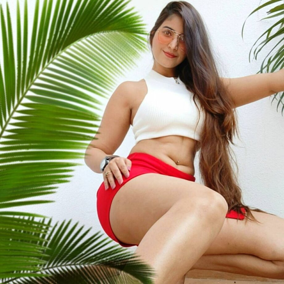 Gandii Baat Actress Jolly Bhatia’s Boldest Belly Curve Navel Moments That Made Us Crush On Her - 3