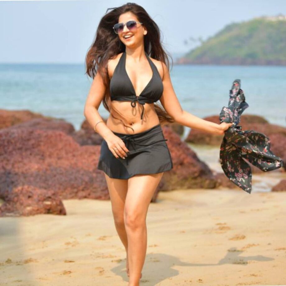 Gandii Baat Actress Jolly Bhatia’s Boldest Belly Curve Navel Moments That Made Us Crush On Her - 4