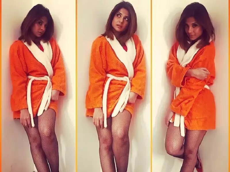 Jaan legi ye hotness: When Nia Sharma & Jennifer Winget treated fans in a bathrobe 766253