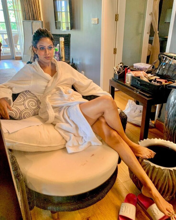 Jaan legi ye hotness: When Nia Sharma & Jennifer Winget treated fans in a bathrobe 766256