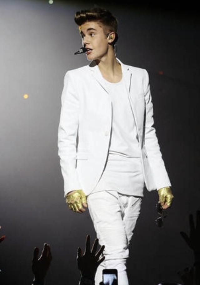 T-shirt Under A Blazer Is The Coolest Combination Ever! Take A Look At Justin Bieber To Zayn Malik - 1