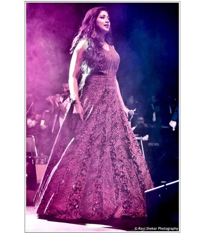 Kanika Kapoor Vs Shreya Ghoshal Vs Neeti Mohan: Who Has The Best On-Stage Fashion Game? - 3