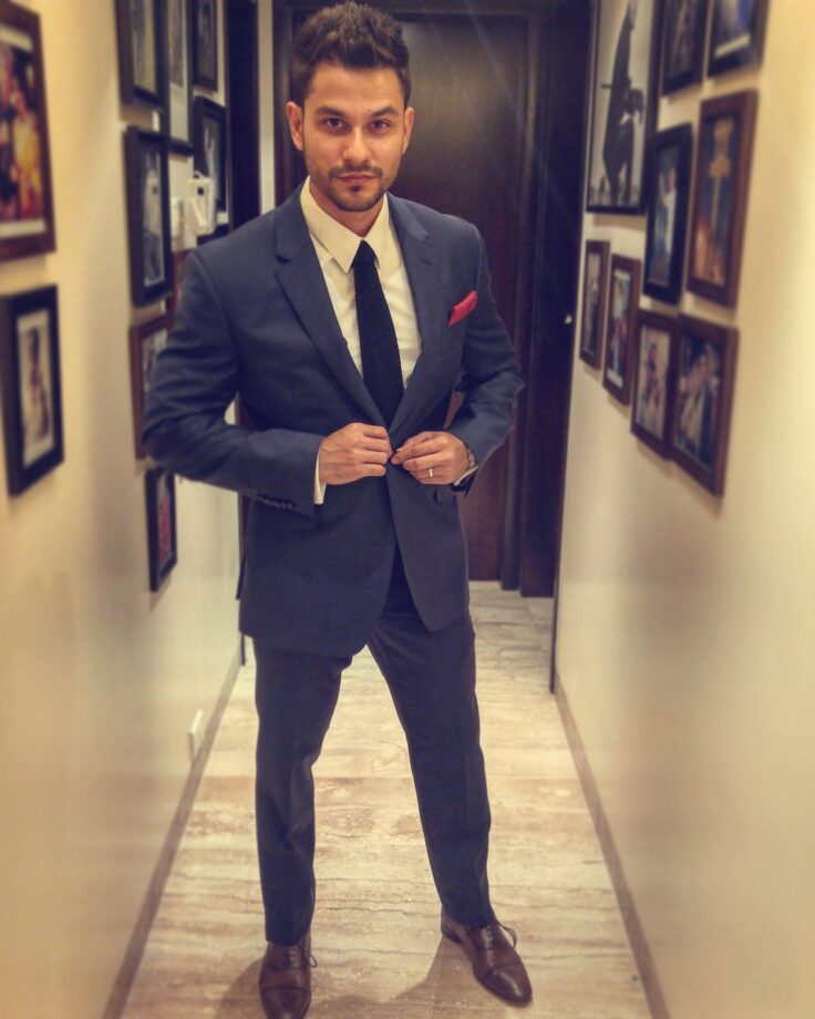 Kunal Khemu To Hrithik Roshan: Suit It Up Like The Handsome Hunk For A Lasting Impression - 0