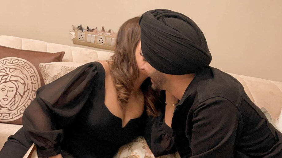 Neha Kakkar gets a special surprise from hubby Rohanpreet Singh, plants a romantic kiss on his cheeks 406097