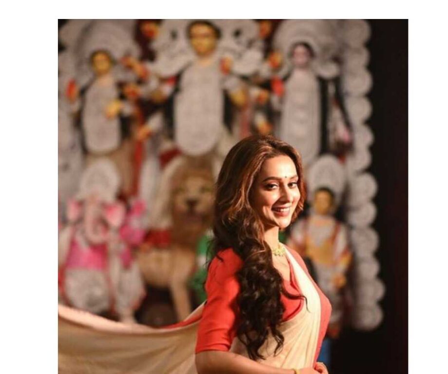 Nusrat Jahan, Mimi Chakraborty & Koel Mallick’s Best Bengali Traditional ‘White Saree Red Embroidery Looks’ To Try Out For Durga Puja This Year - 3