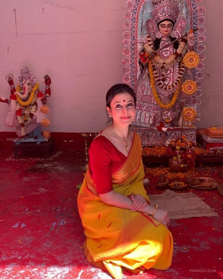 Nusrat Jahan, Mimi Chakraborty & Koel Mallick’s Best Bengali Traditional ‘White Saree Red Embroidery Looks’ To Try Out For Durga Puja This Year - 2