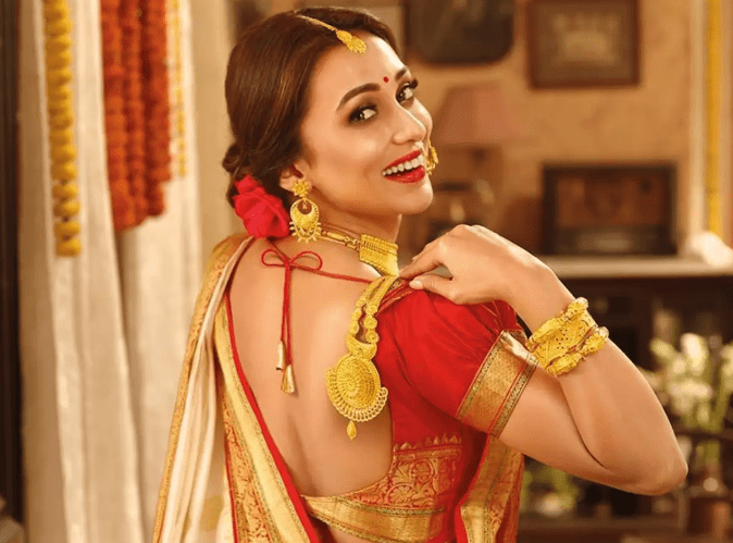 Nusrat Jahan, Mimi Chakraborty & Koel Mallick’s Best Bengali Traditional ‘White Saree Red Embroidery Looks’ To Try Out For Durga Puja This Year - 1