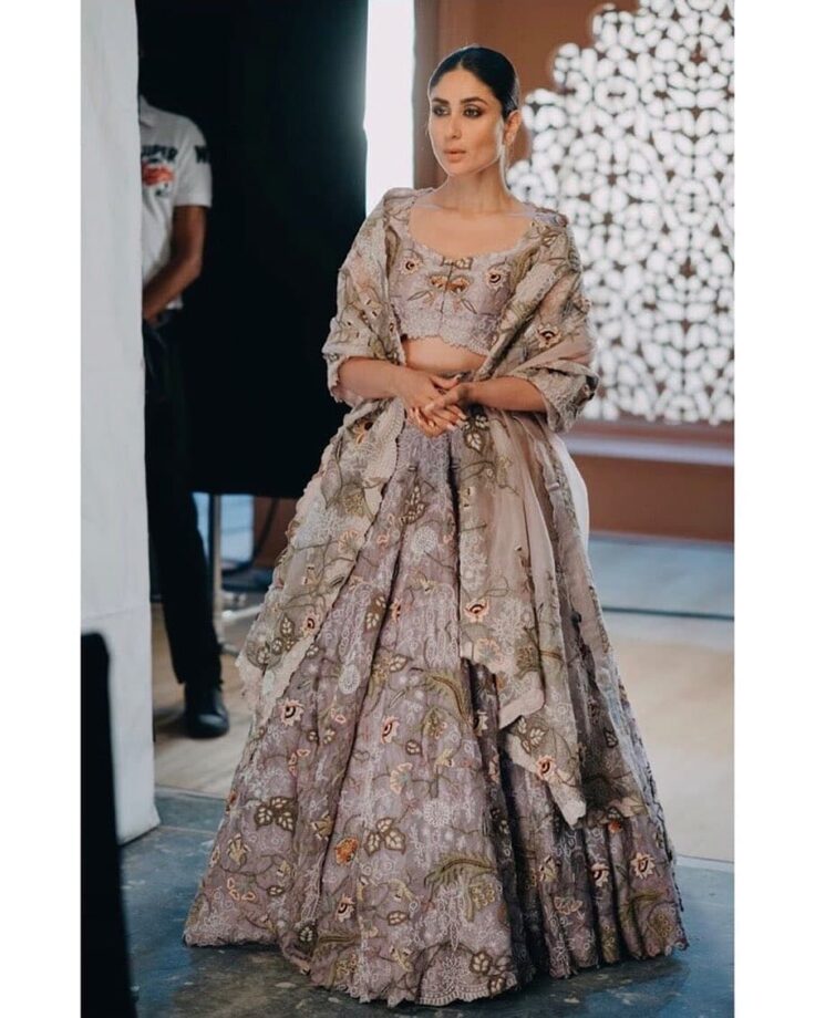 Poo Bani Parvati: Kareena Kapoor Can Switch From Bikini To Ethnic And Slay The Style Game - 3