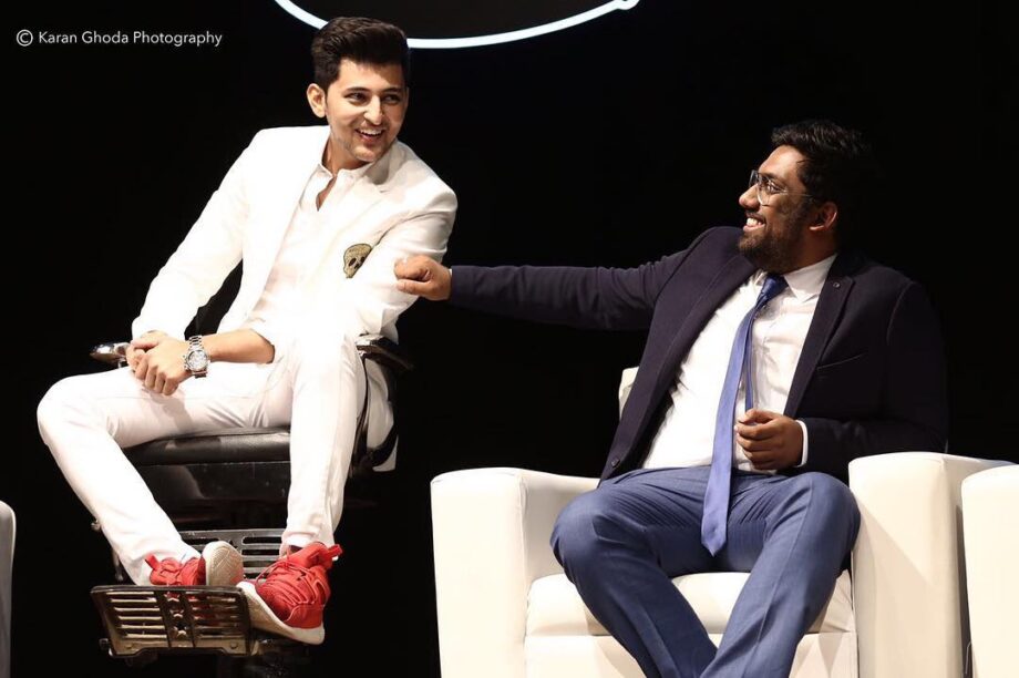 Same Pinch Situation For Darshan Raval & Armaan Malik In White Blazer: See Here - 1