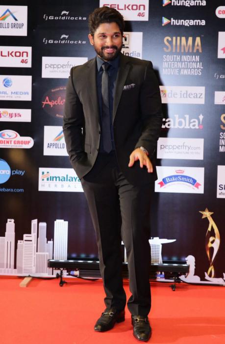 Sensational Style Situation For Allu Arjun, Prabhas & Vijay Deverakonda In A Black Suit - 0