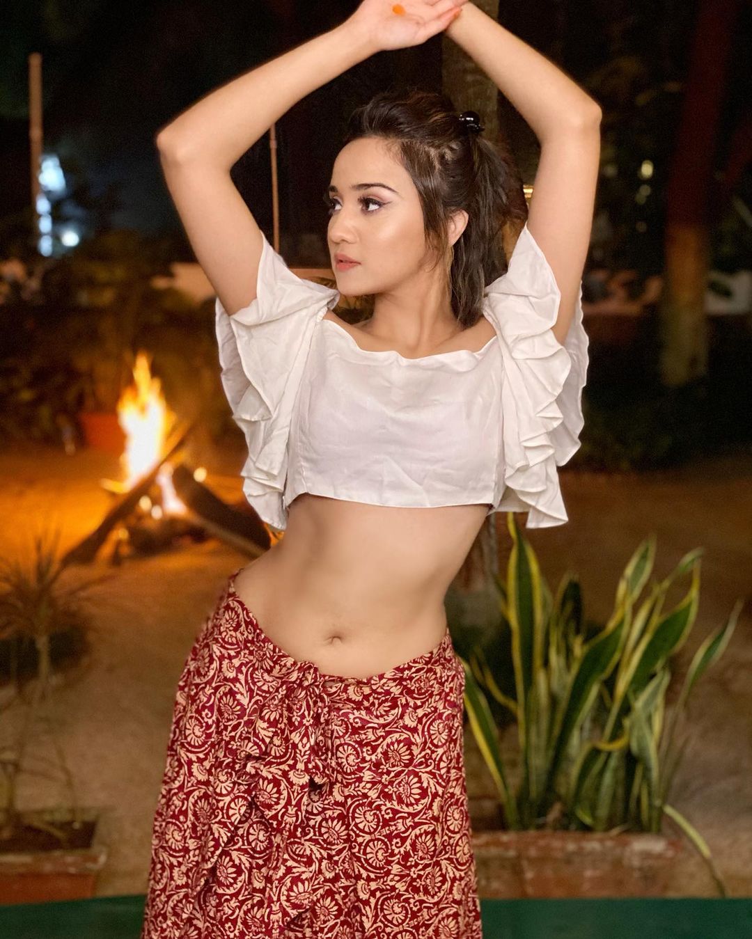 Ashnoor kaur navel