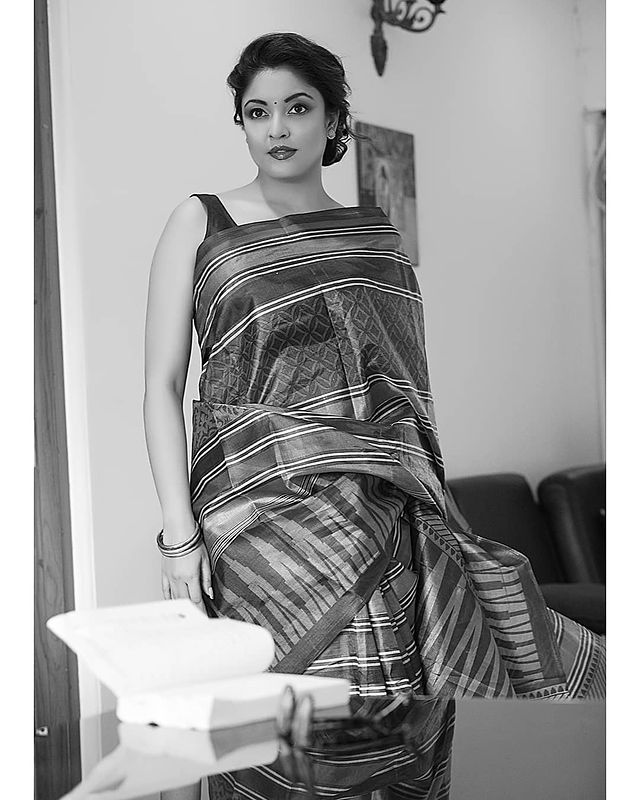 Tanushree Dutta’s Fashion Credentials: From Simple Sarees To Dramatic Off Shoulder - 4