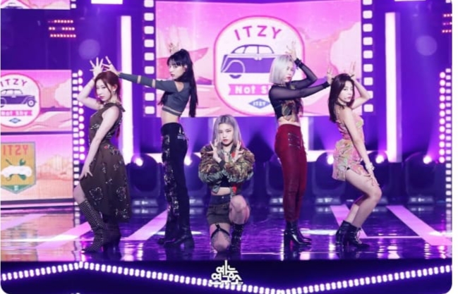 Then Vs Now: ITZY’s Stage Outfit Evolution Is Beautiful - 3