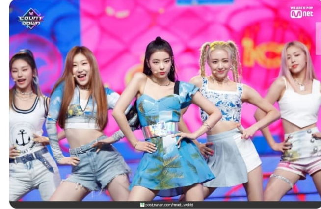 Then Vs Now: ITZY’s Stage Outfit Evolution Is Beautiful - 5