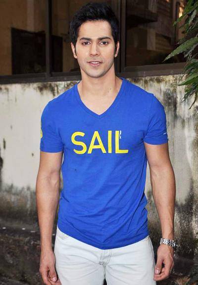 Times When Ranbir Kapoor & Varun Dhawan Favoured Boring Looking T-Shirts And Looked Stunning - 3