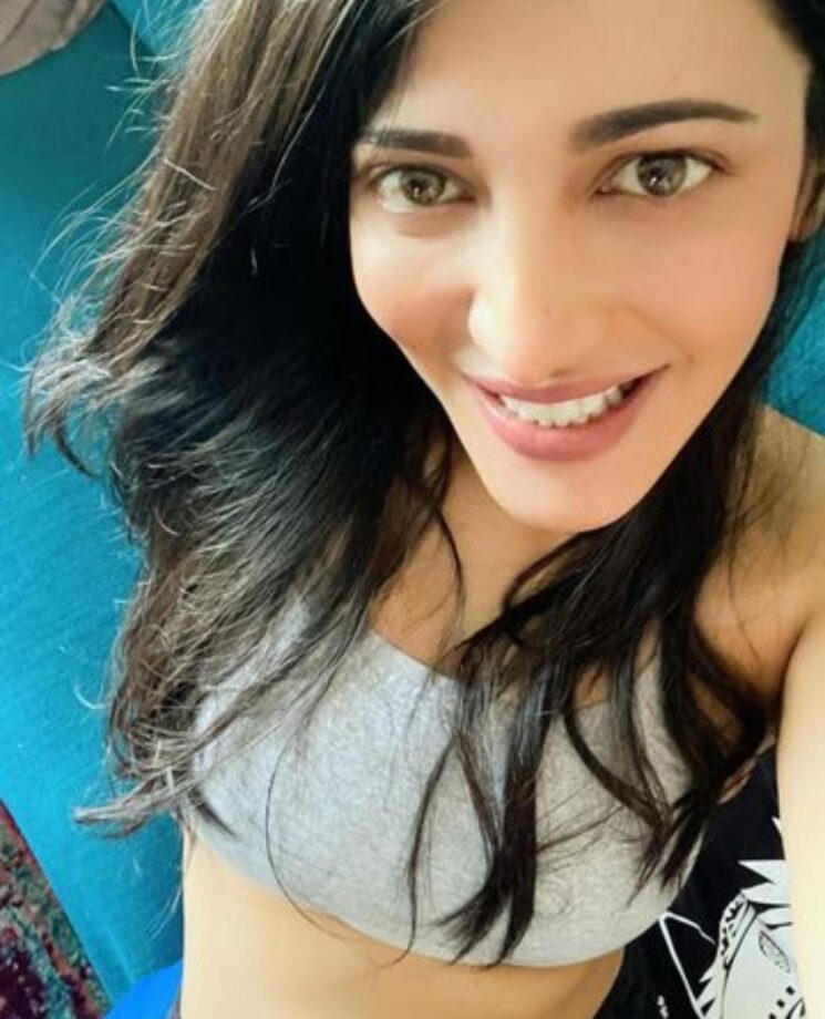 Top 5 Indian Selfie Queens: From Rashmika Mandanna To Hansika Motwani - 1