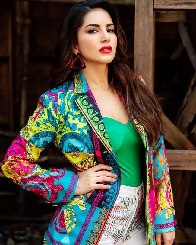 Vibrant Vibes: Vibrant Outfits Of this Bollywood Actress That Are Loved By Fans - 1