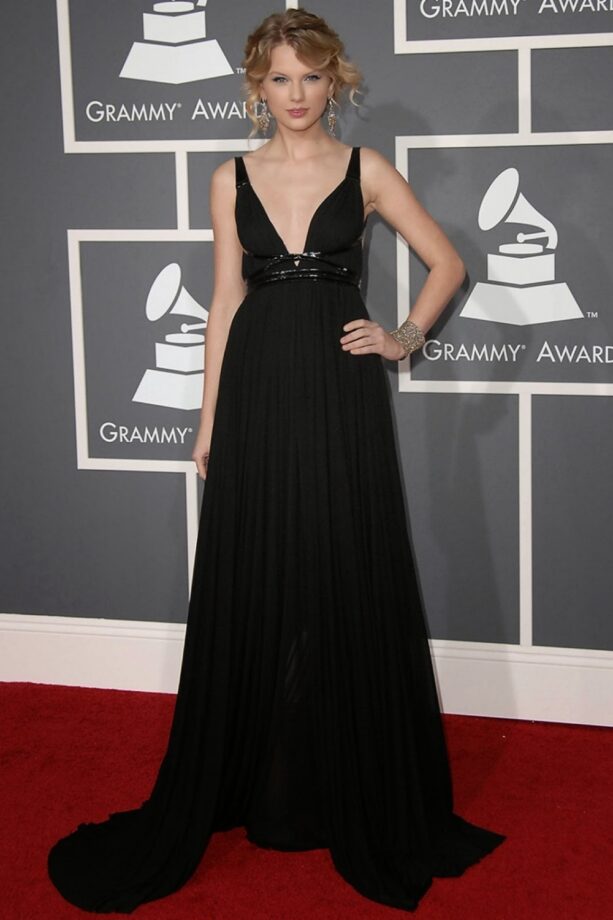 Kelly Clarkson, Katy Perry To taylor swift: Which Diva Has The Attractive Looks In Gowns? - 15