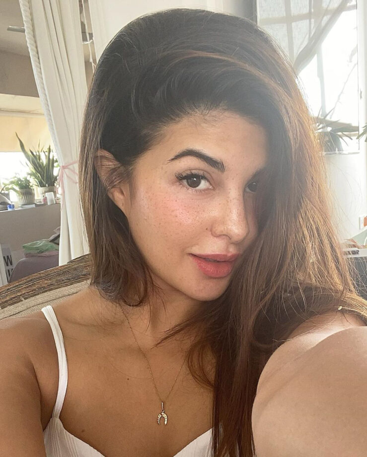 When B-Town Ladies Made No Makeup Selfies A Trend: From Kareena Kapoor And Jacqueline Fernandez - 2