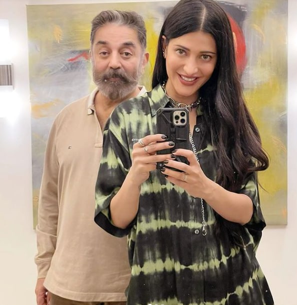 5 Times Shruti Haasan Shows How To Look Captivating In Mirror Selfies - 3