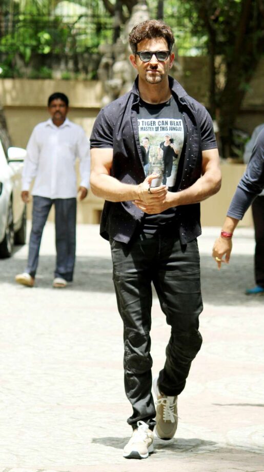 7 Times Hrithik Roshan Went Out On The Streets And Netizens Couldn’t Handle The Hotness - 5