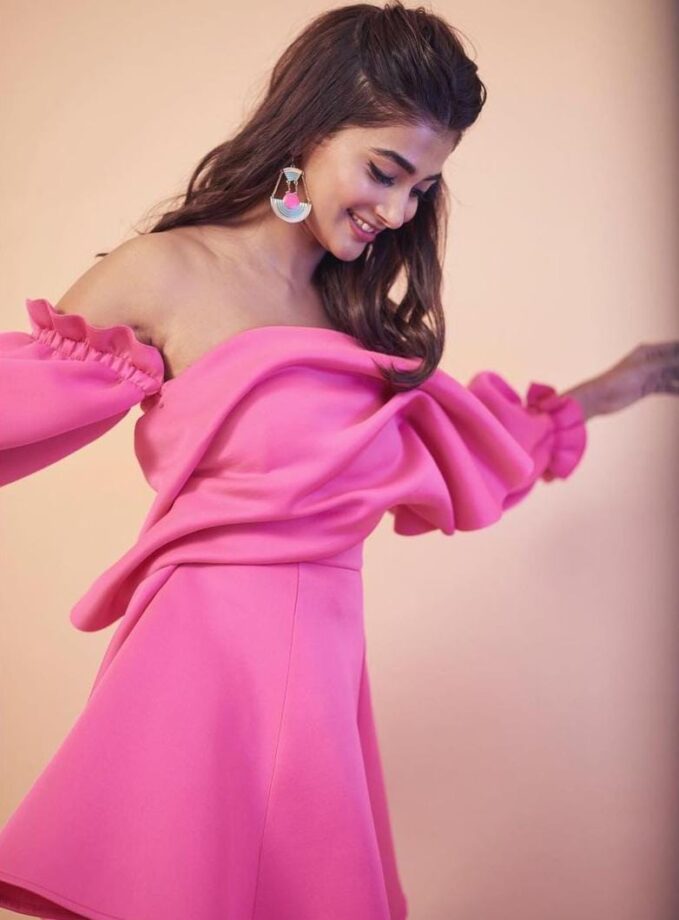 Pooja Hegde Vs Samantha Akkineni: Who Is Your Favourite Lady In Pink? - 2