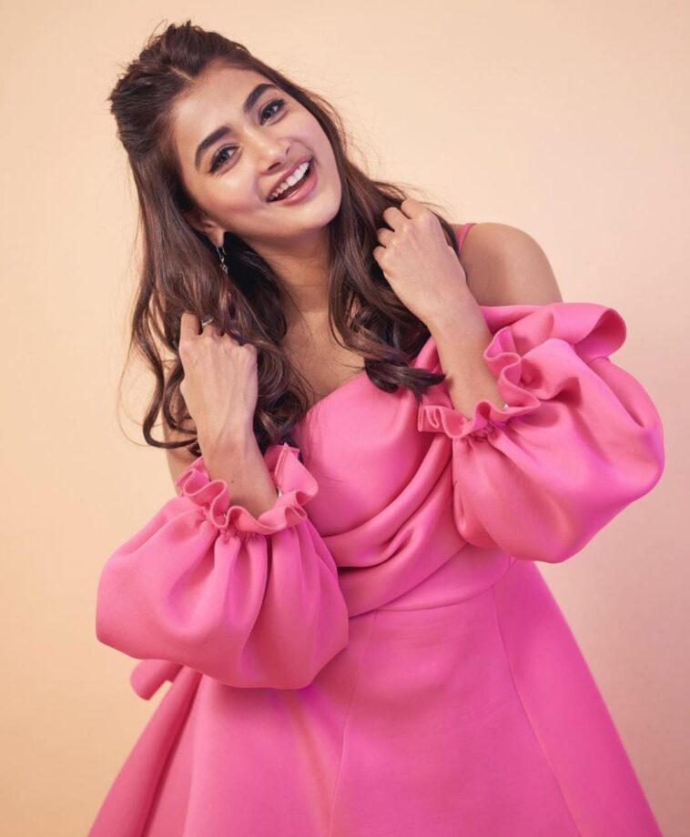 Pooja Hegde Vs Samantha Akkineni: Who Is Your Favourite Lady In Pink? - 1