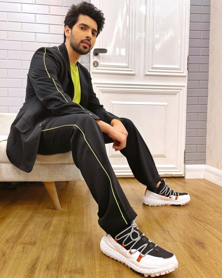 Armaan Malik’s 5 unique outfits to burn the vogue game - 0