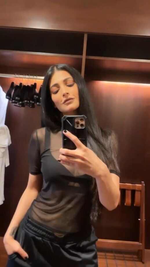 5 Times Shruti Haasan Shows How To Look Captivating In Mirror Selfies - 1