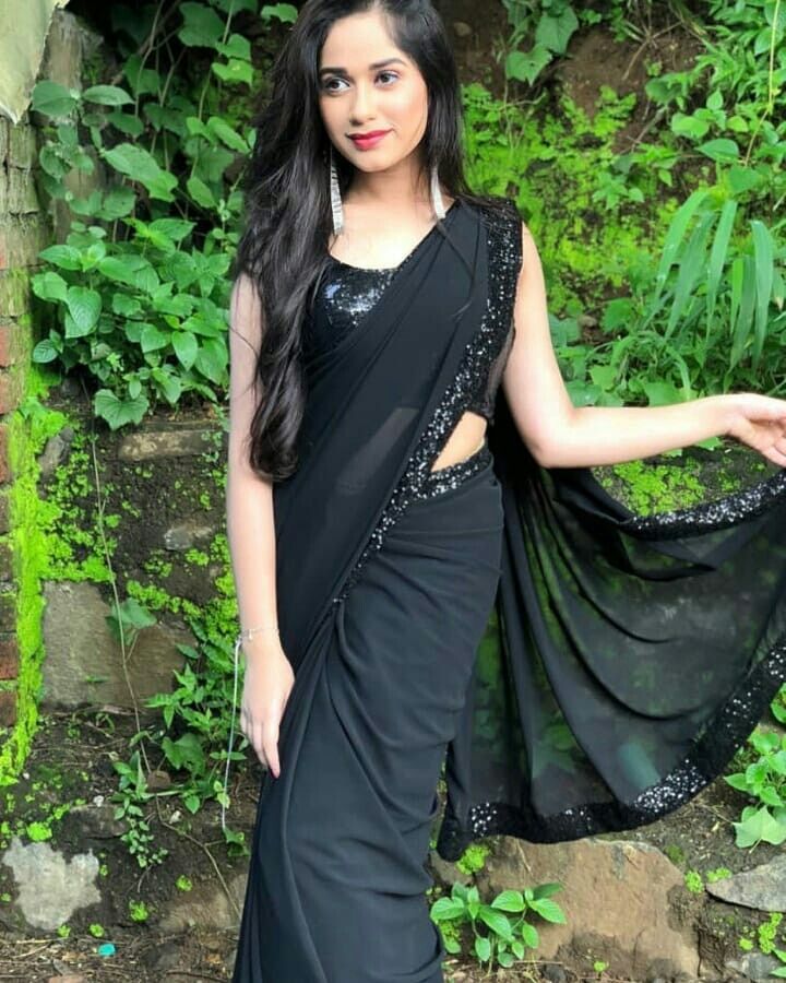 Avneet Kaur Vs Jannat Zubair: Who Burns The Vogue Game In A Black Ethnic Outfit? - 2