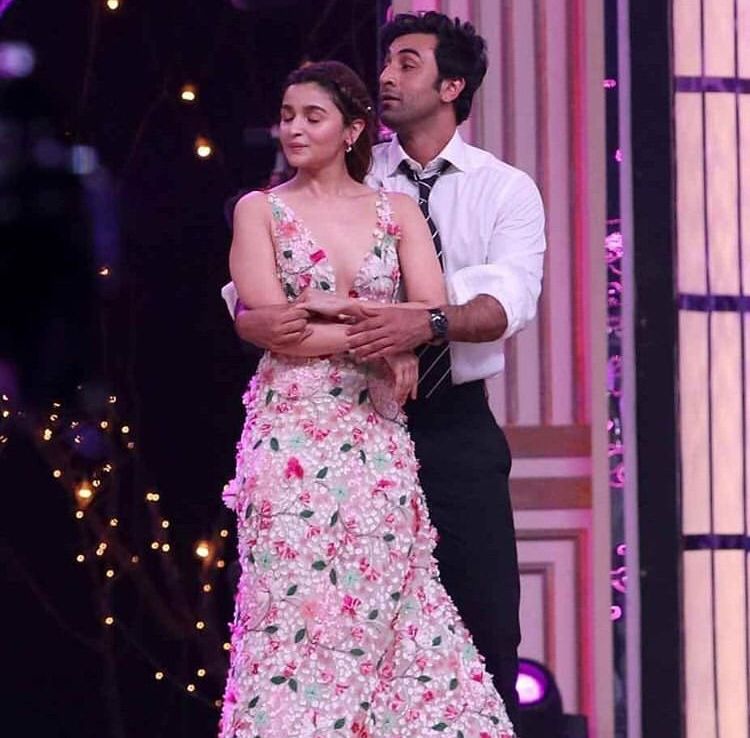 Quintessential Duo: Alia Bhatt & Ranbir Kapoor Are Painting The Town With Their Romance, See Pics - 1