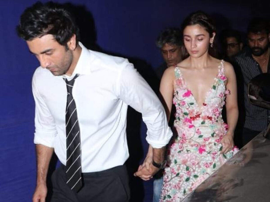 Awww! These Cuties Alia Bhatt & Ranbir Kapoor Just Can’t Get Their Hands Off Each Other - 2