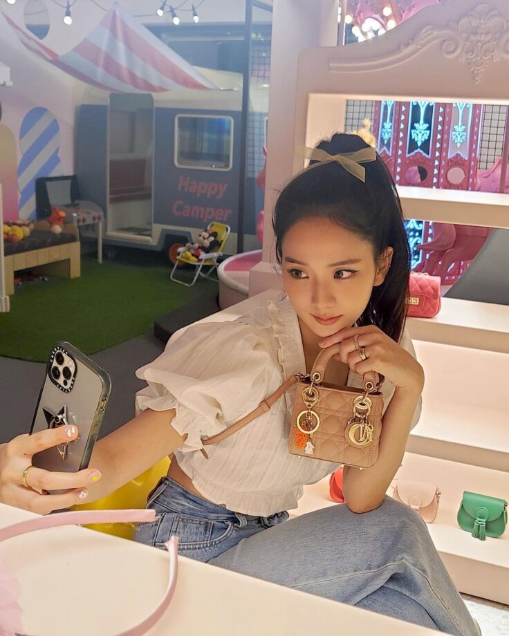 Blackpink Jisoo Spotted Showing Off Her New Dior Bag, Fans Love It - 0