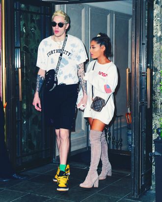 Ariana Grande Flaunts Her Diamond Engagement Ring And Here’s All You Need To Know About It - 0