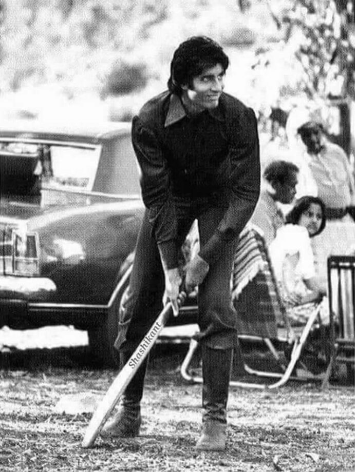 From Amitabh Bachchan To Shah Rukh Khan: When 6+ B-Town Celebs Were Spotted Playing Cricket - 5