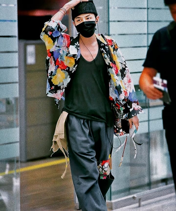 G – Dragon Spotted At Incheon Airport In His Fancy Joggers And Black Tee, See Viral Pics - 2