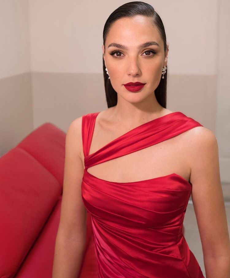 Gal Gadot VS Jennifer Lawrence: Attractive Looks In Red Lipstick 793647