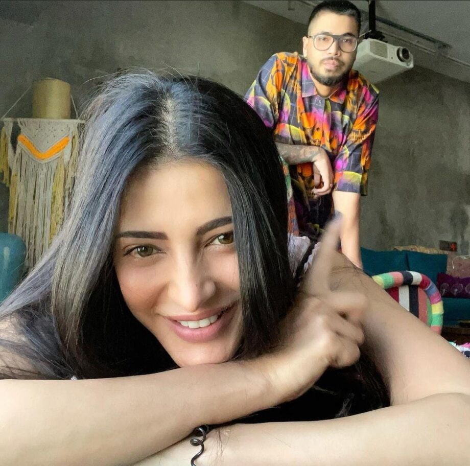 Happy Girls Are Indeed The Prettiest Of All! Check Happy-Shappy Pics Of Shruti Haasan - 3