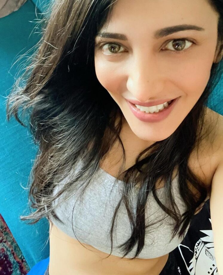 Happy Girls Are Indeed The Prettiest Of All! Check Happy-Shappy Pics Of Shruti Haasan - 1