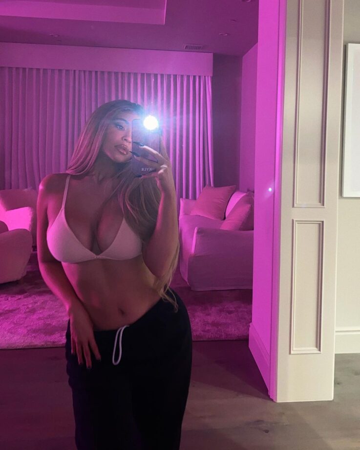 Hottest looks of Kylie Jenner in bralette and yoga pants - 1