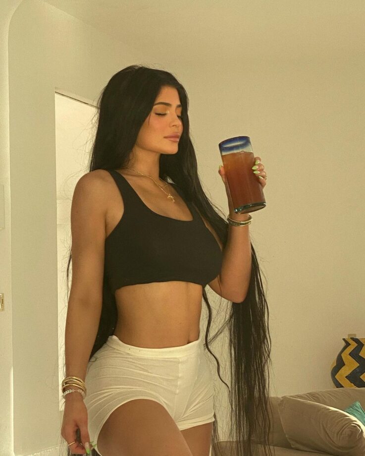 Hottest looks of Kylie Jenner in bralette and yoga pants - 2