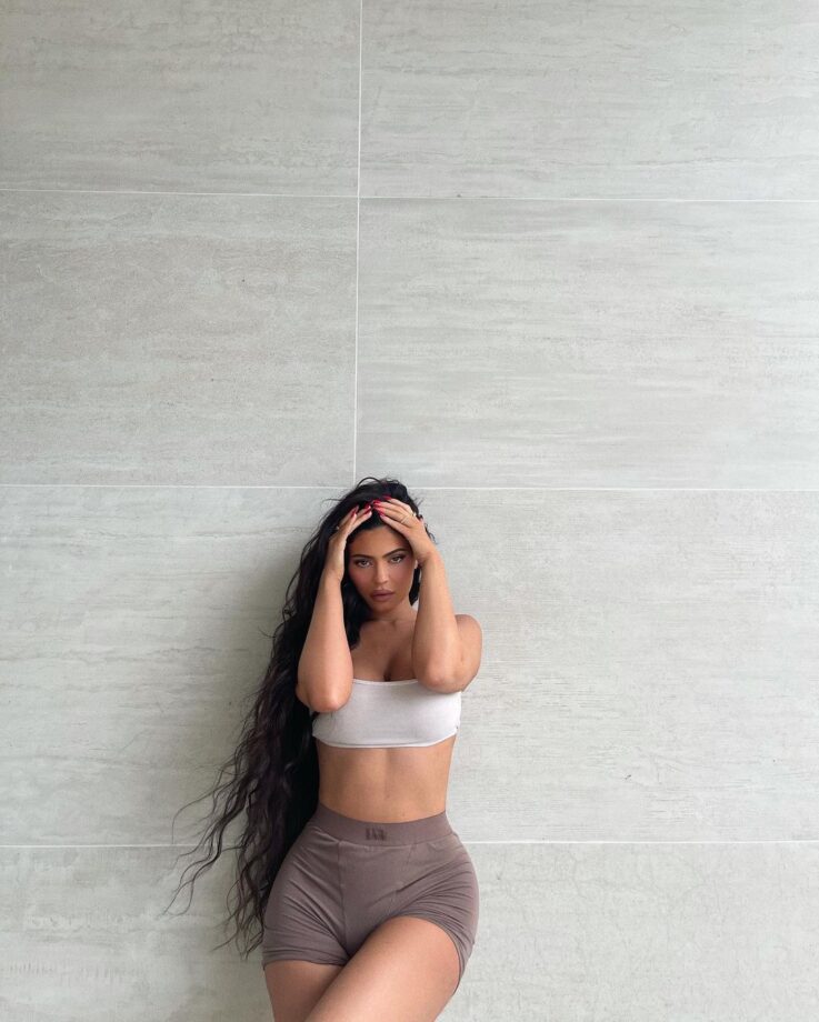 Hottest looks of Kylie Jenner in bralette and yoga pants - 3