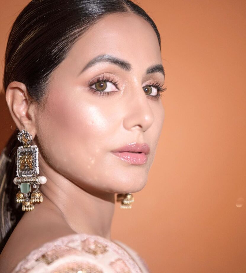 Aapne Hamara Dil Hara Hai! Hina Khan & Her Bold Looks Are Killing Us, We Swear By These Pictures - 7