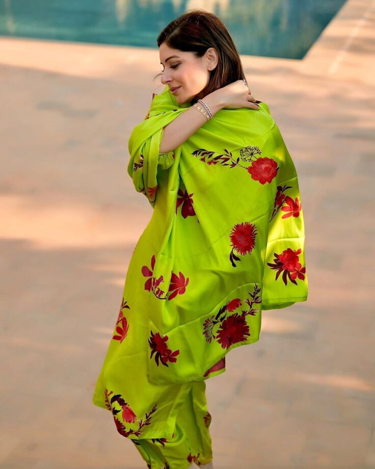 Kanika Kapoor Is The Epitome Of Beauty In This Ethnic Outfit - 2